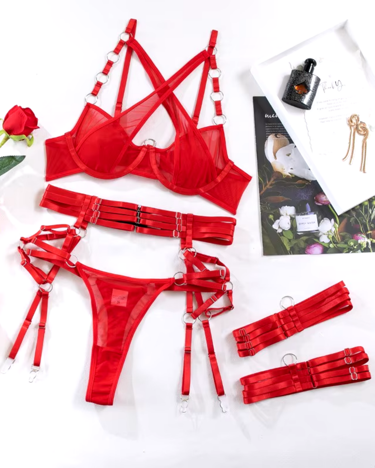 Síťované spodní prádlo s kovovými detaily