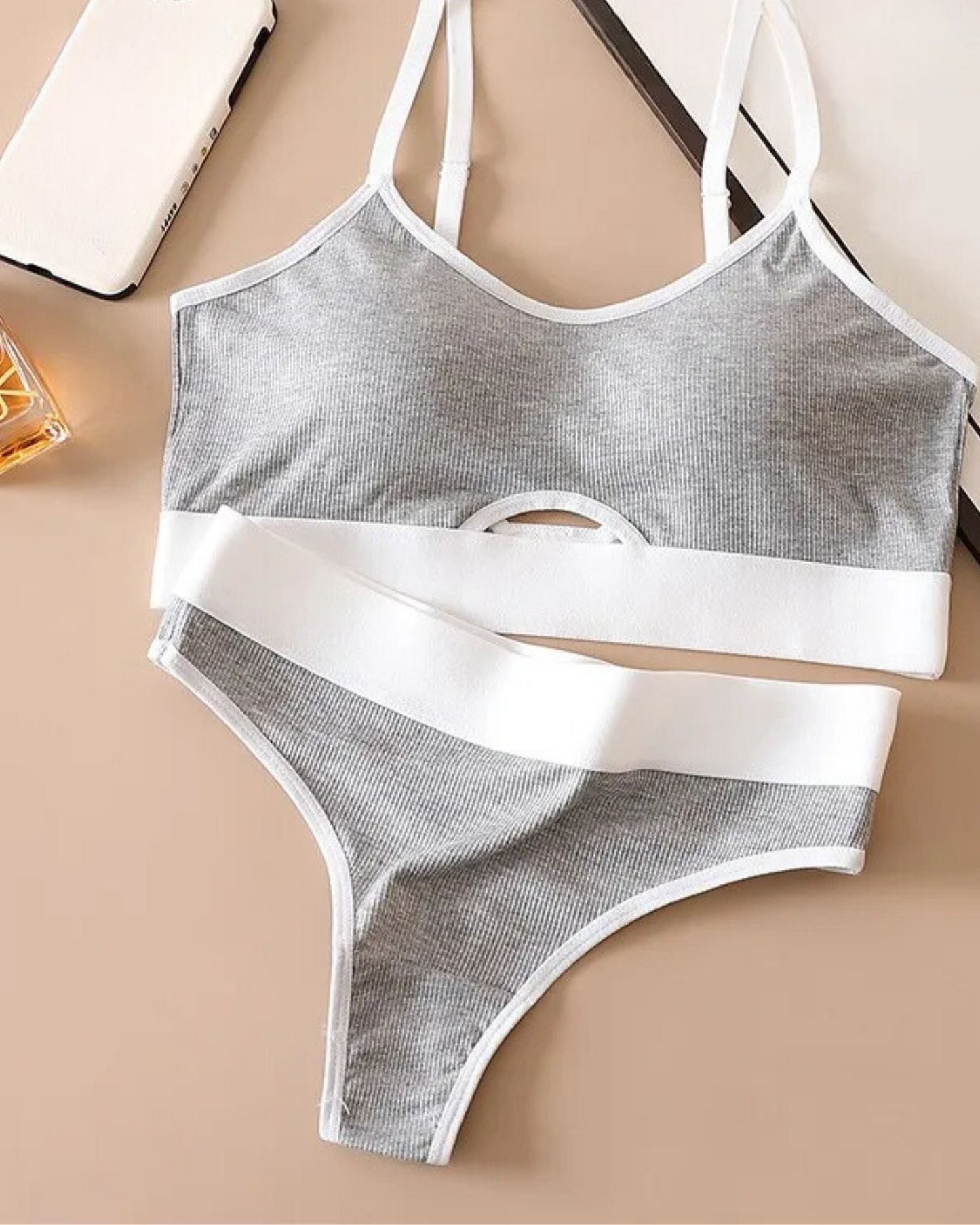 Pohodlné pruhované spodní prádlo s kontrastními švy.