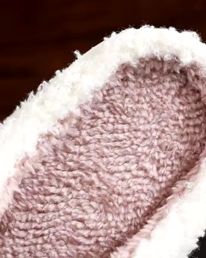 Nadýchané pantofle s motýlem