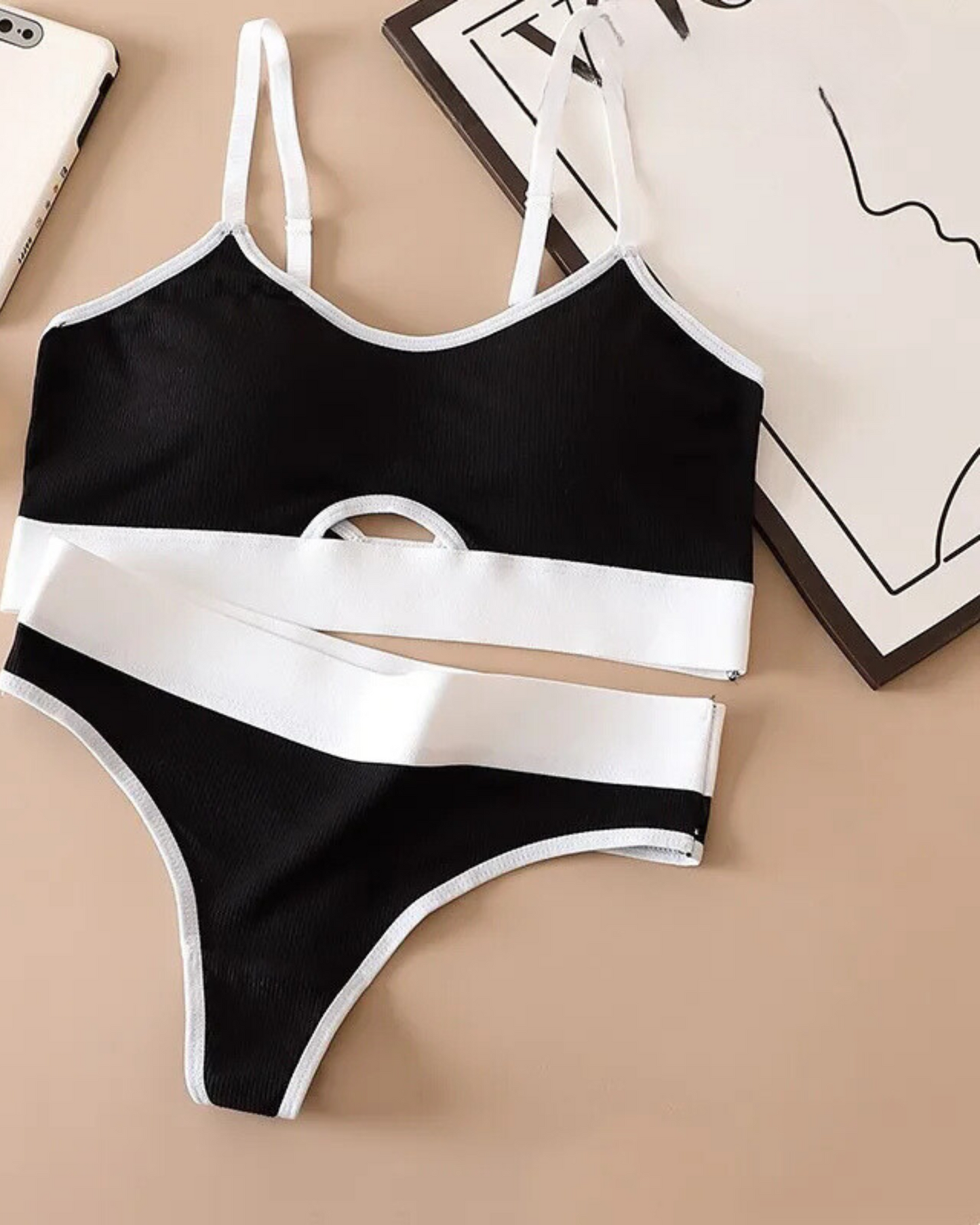 Pohodlné pruhované spodní prádlo s kontrastními švy.