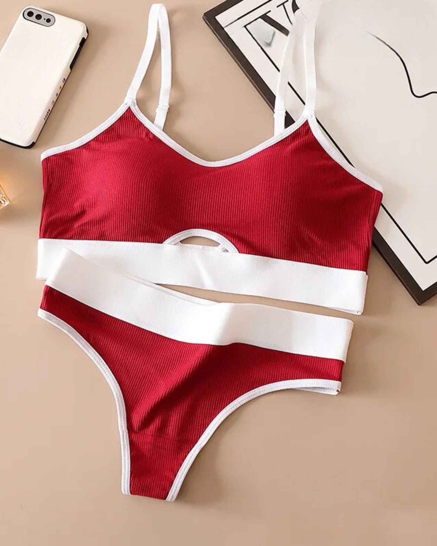 Pohodlné pruhované spodní prádlo s kontrastními švy.