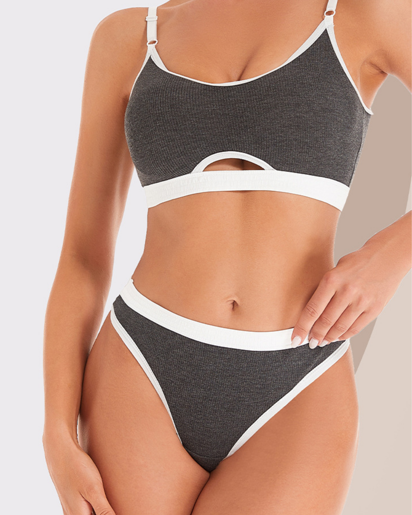 Pohodlné pruhované spodní prádlo s kontrastními švy.