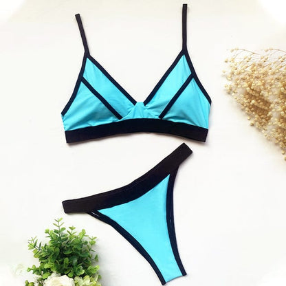 Dvoudílné plavky v neonových barvách