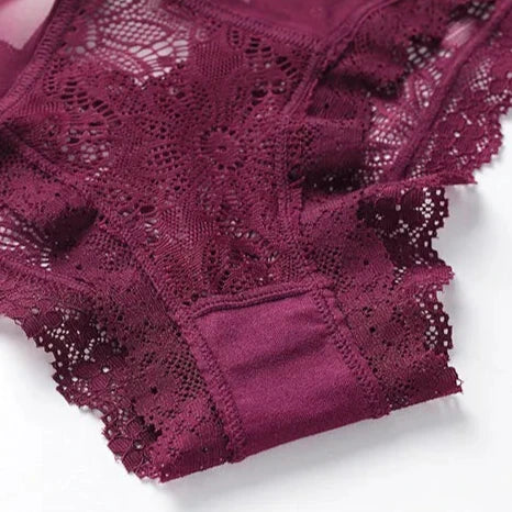 Krajkové kalhotky s průhledným materiálem