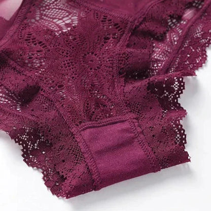 Krajkové kalhotky s průhledným materiálem