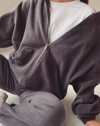 Volná velurová tepláková souprava s krátkou mikinou