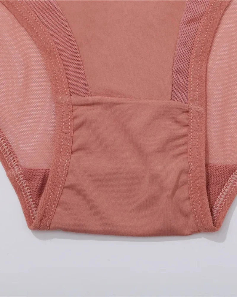 Kalhotky s ozdobnou, průhlednou síťovinou