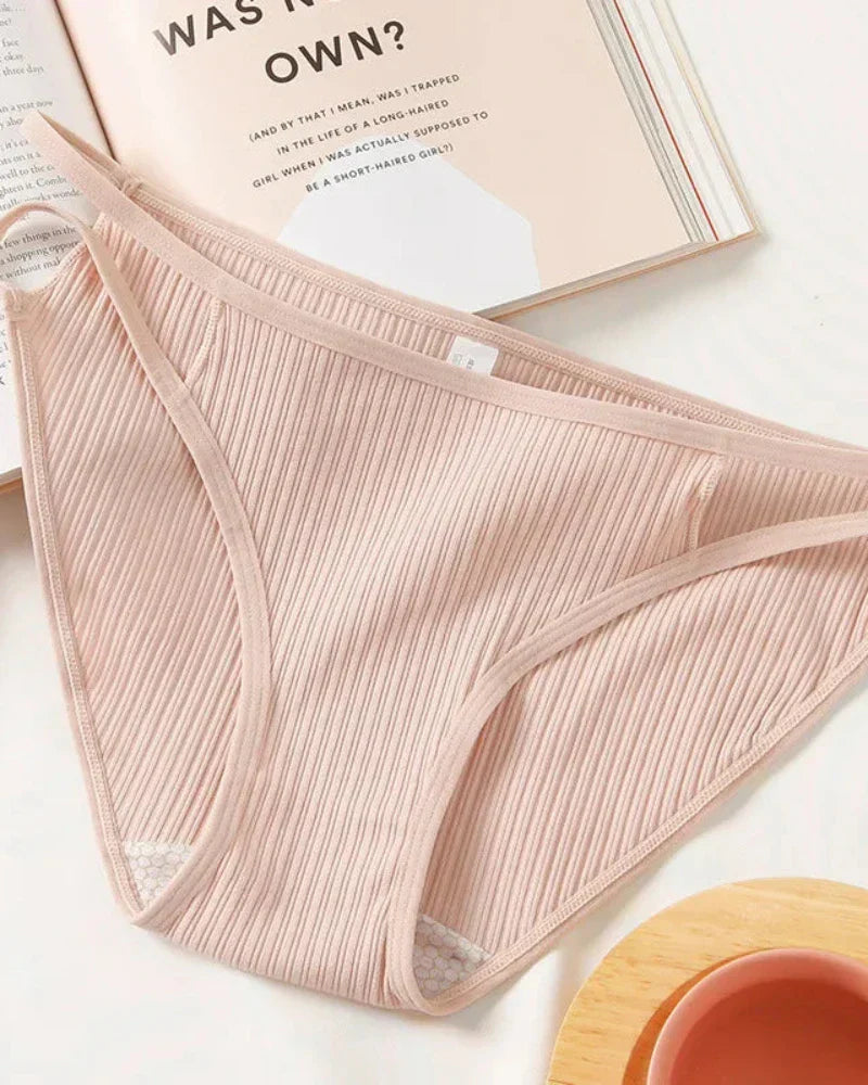 Kalhotky s ozdobnými pruhy po stranách