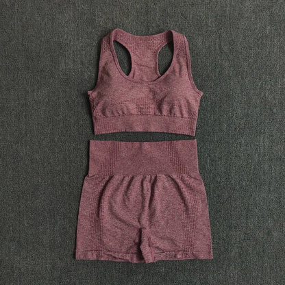 Sportovní set z topu bez rukávů a kraťasů, které zdůrazní postavu