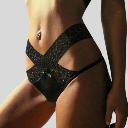 Krajková tanga s okouzlující mašlí