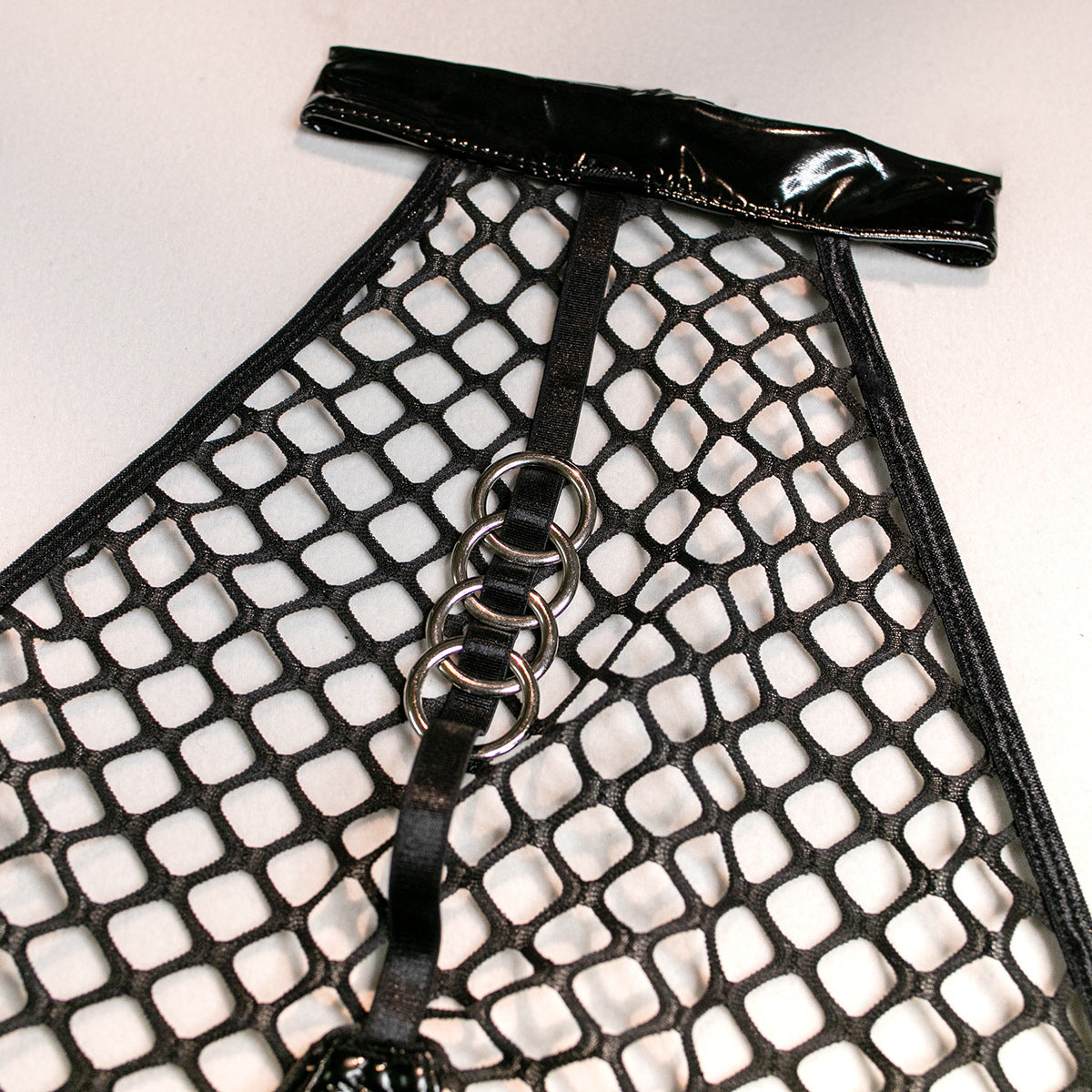 Body s průhledným výstřihem