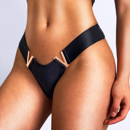 Kalhotky s kovovými detaily v barvě růžového zlata.