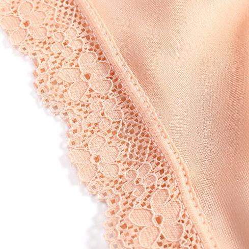 Saténové kalhotky s krajkovými detaily
