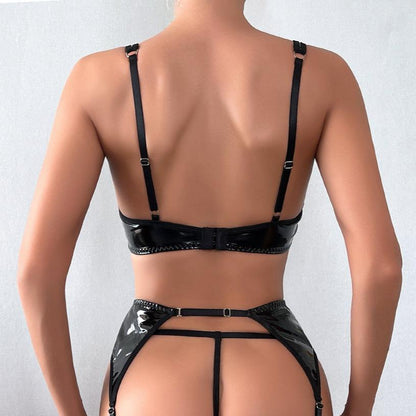 Sada spodního prádla s výřezy na hrudi