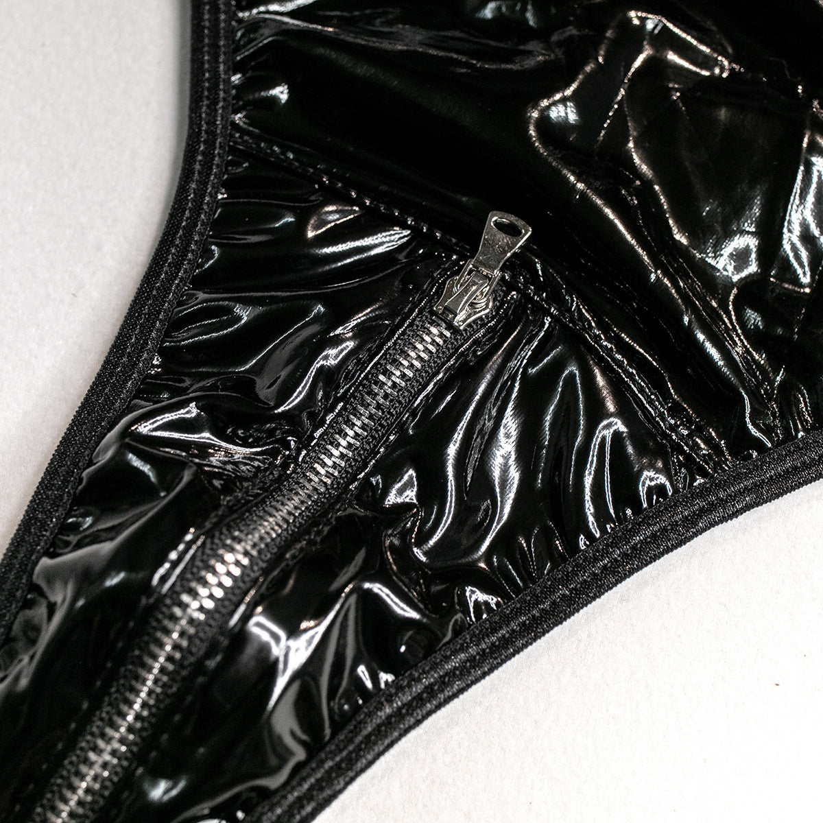 Body s průhledným výstřihem