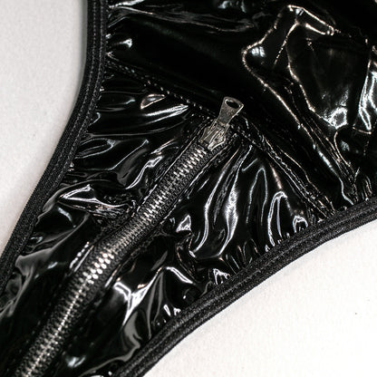 Body s průhledným výstřihem