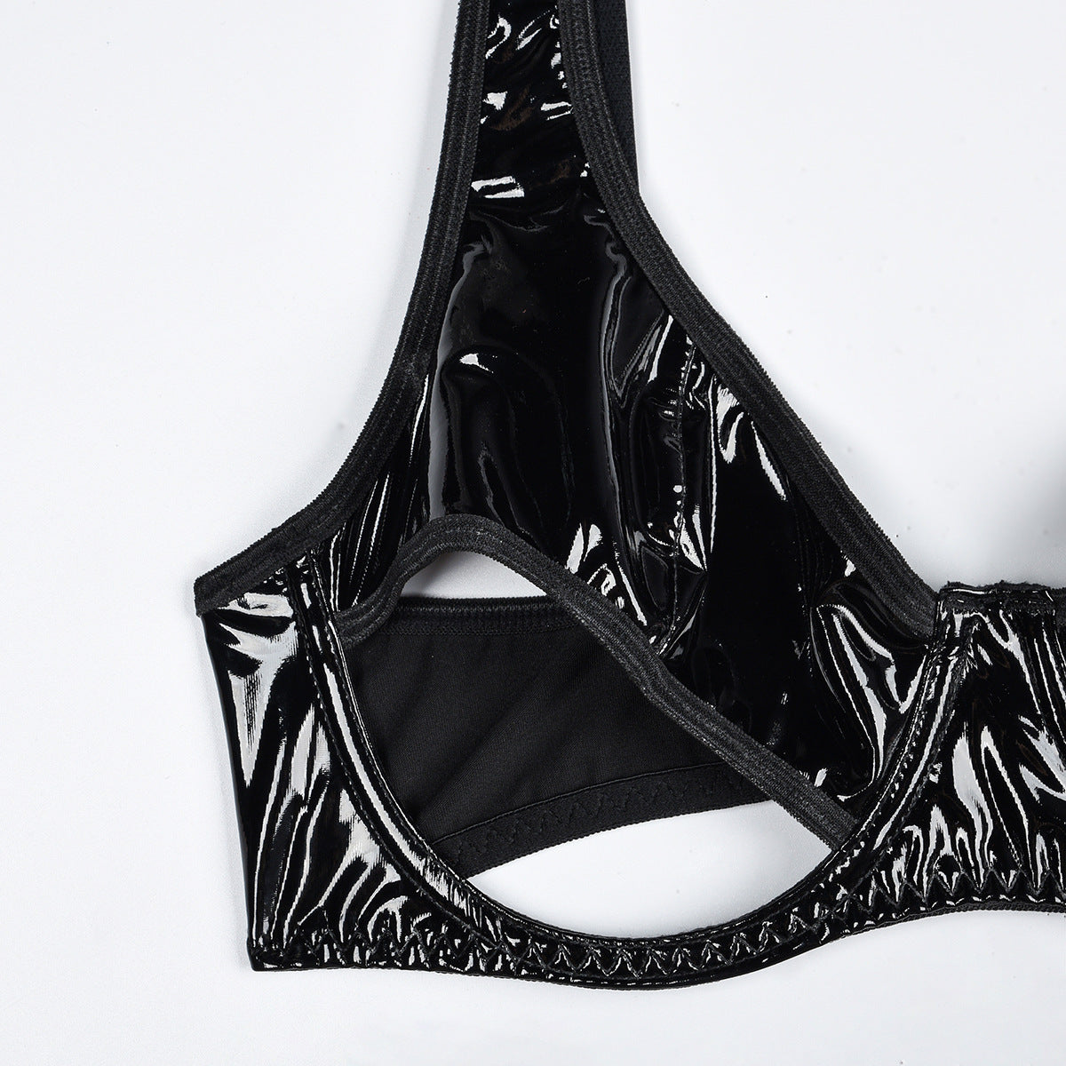 Sada spodního prádla s výřezy na hrudi