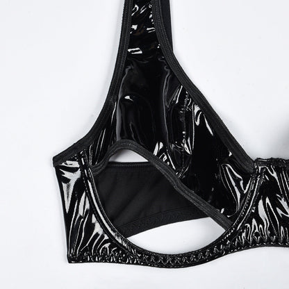 Sada spodního prádla s výřezy na hrudi