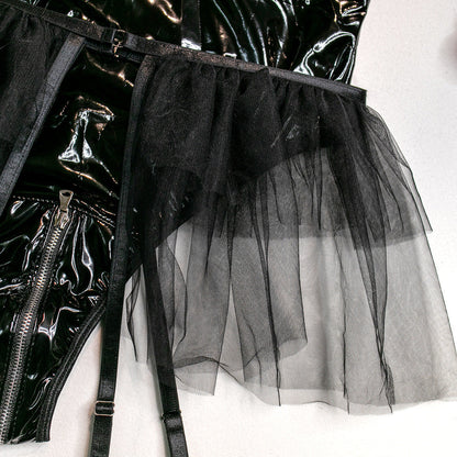 Body s průhledným výstřihem