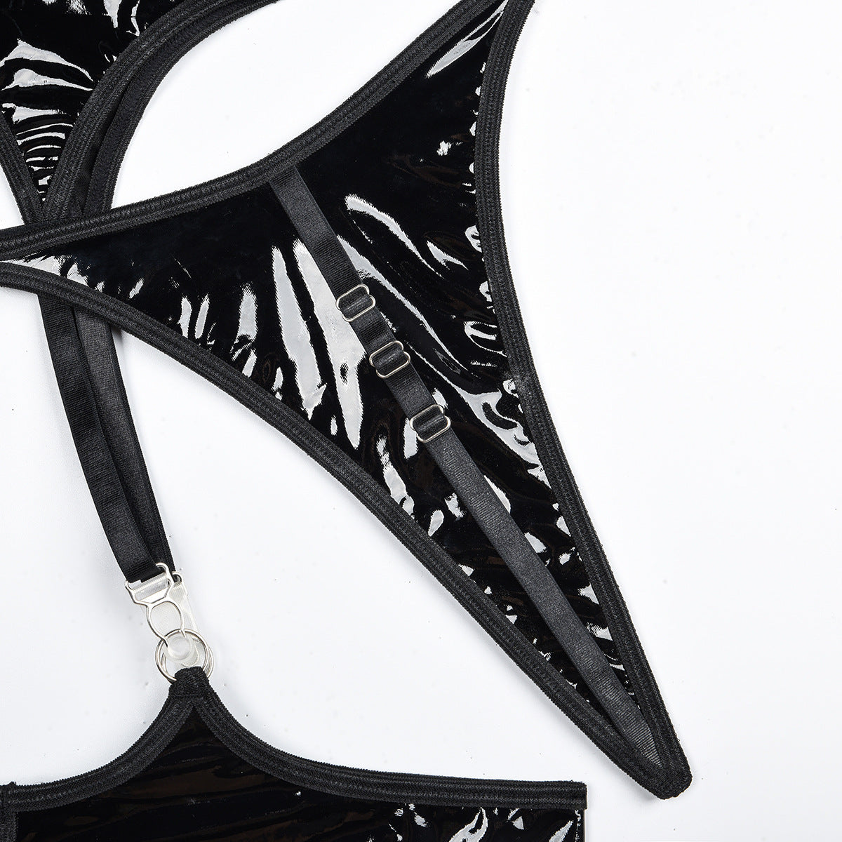 Sada spodního prádla s výřezy na hrudi