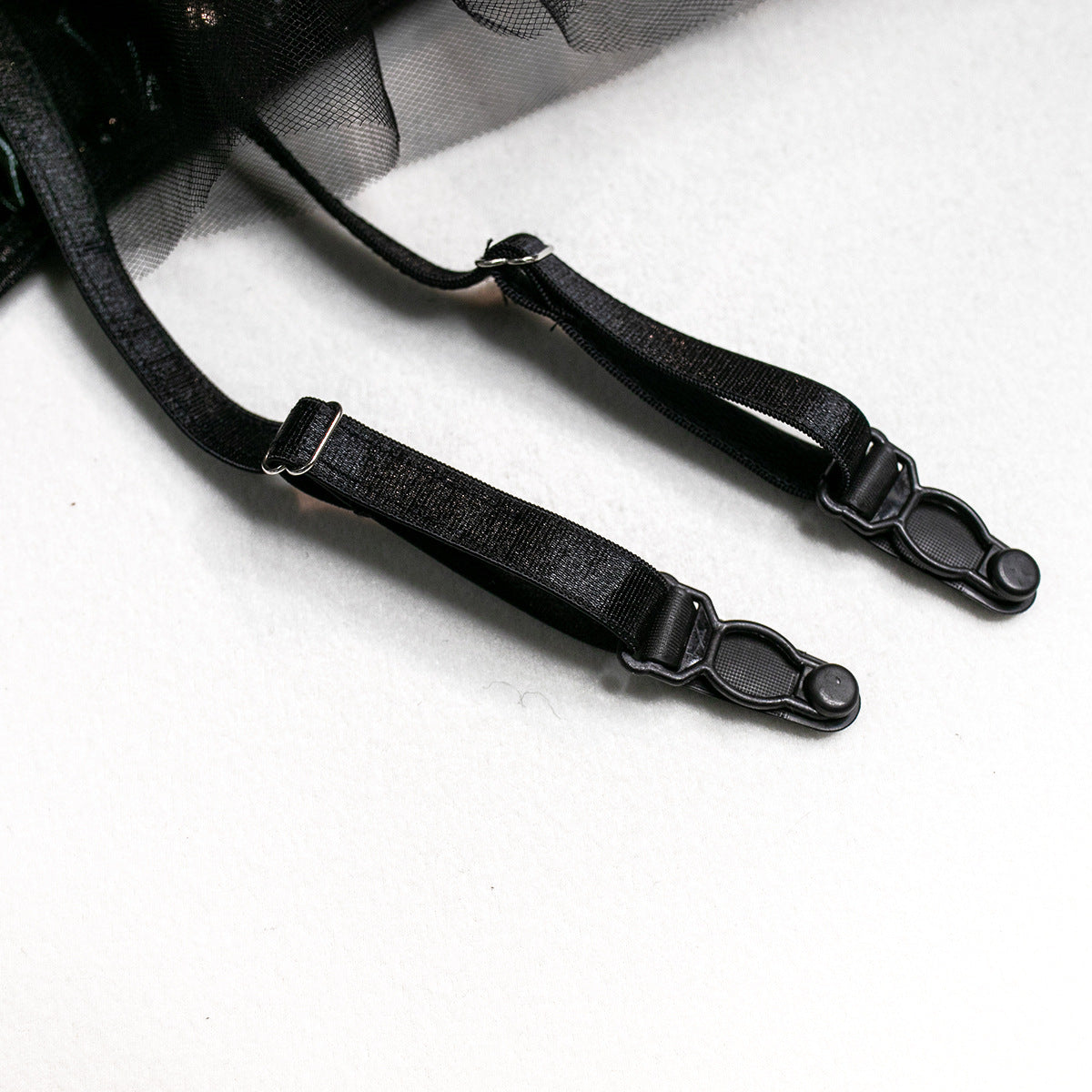 Body s průhledným výstřihem