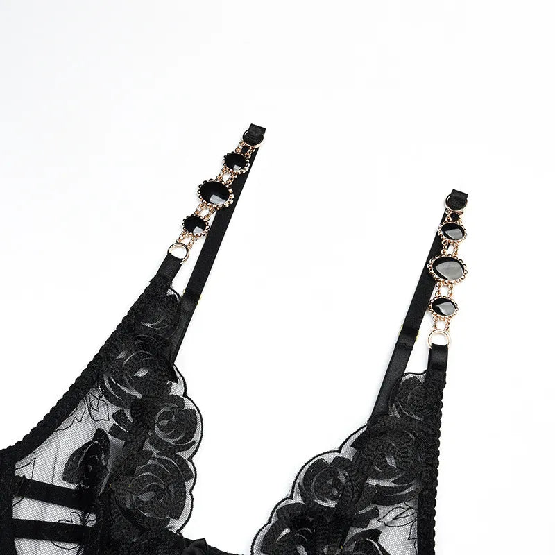 Krajkové spodní prádlo s průhlednou látkou