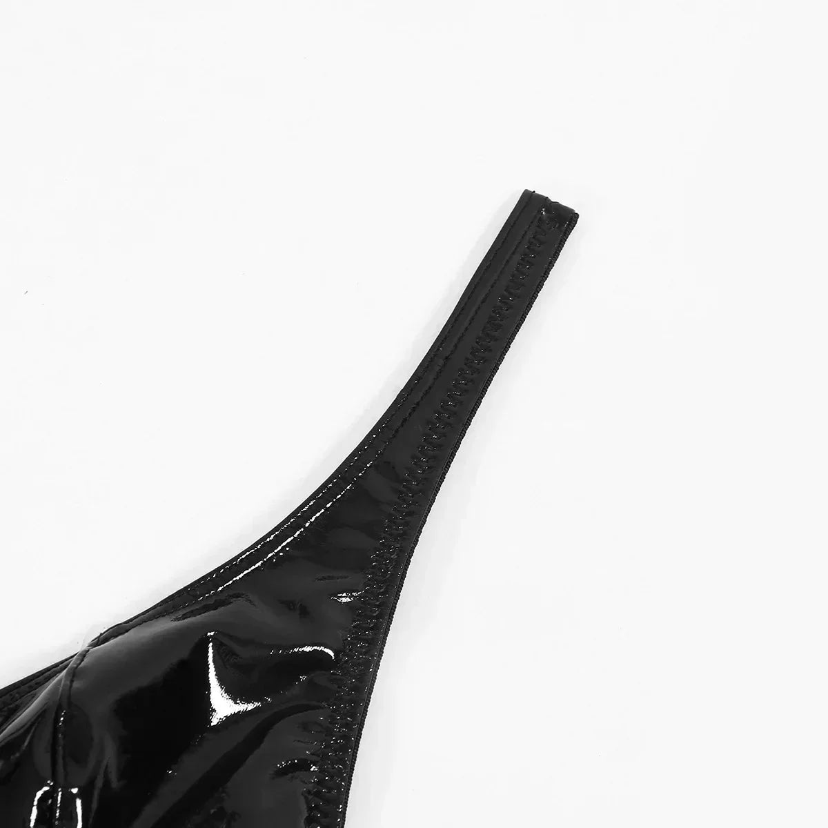 Sada spodního prádla s výřezy na hrudi