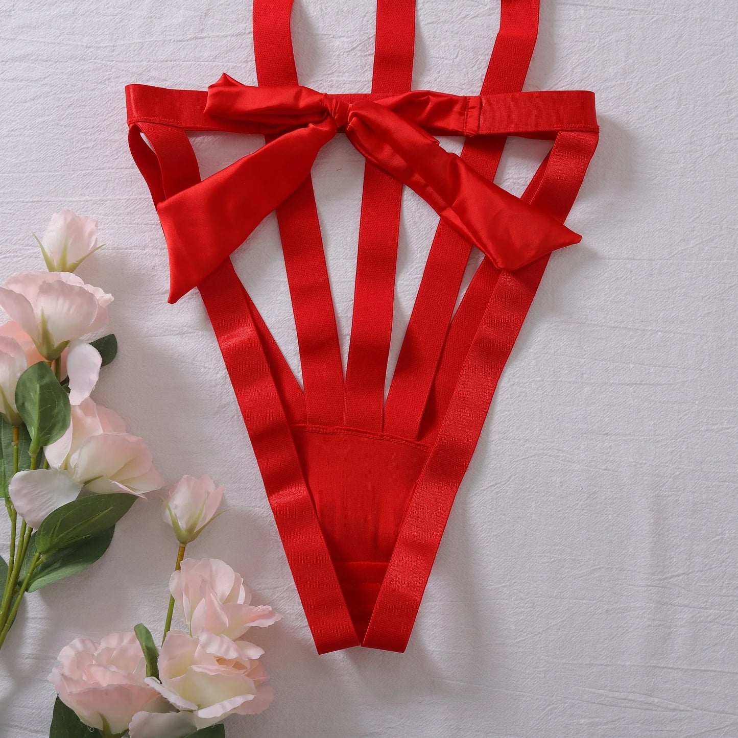 Body s nastavitelnými ramínky a mašlí na hrudi