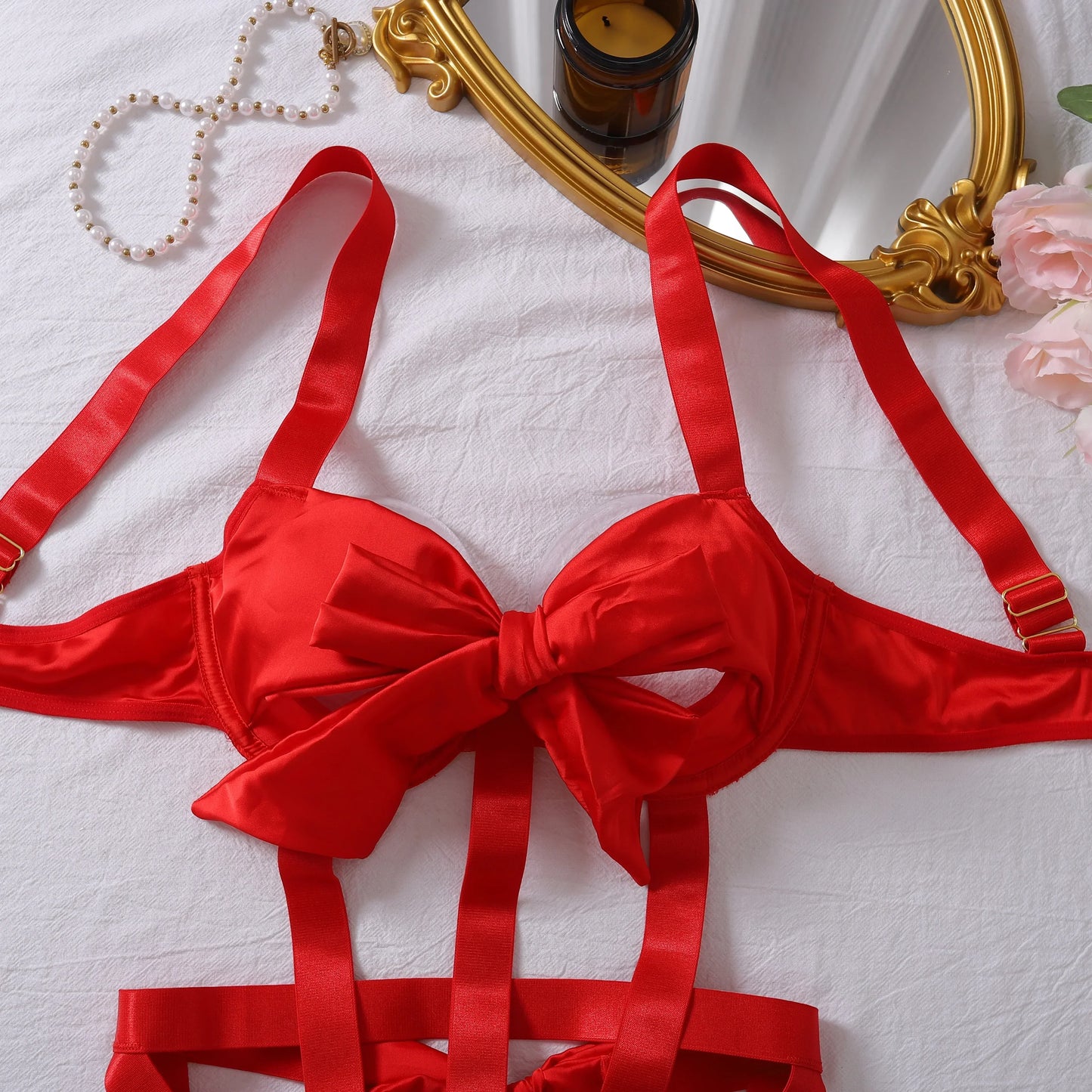 Body s nastavitelnými ramínky a mašlí na hrudi