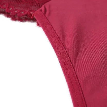 Tanga s krajkovými detaily