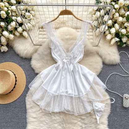 Krátká saténová noční košilka s volánky