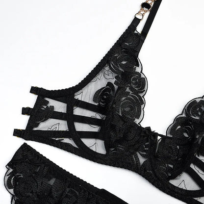 Krajkové spodní prádlo s průhlednou látkou