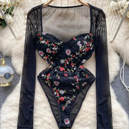 Síťované body s dlouhými rukávy a květinovou výšivkou