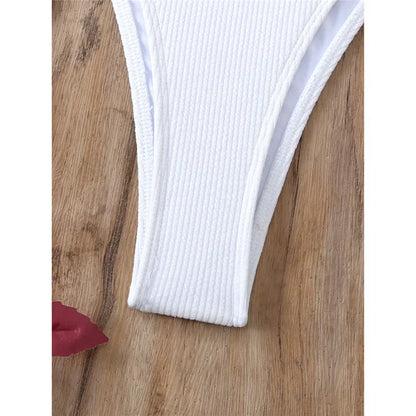 Dvoudílné plavky s elastickými zapínáními na bocích a krku