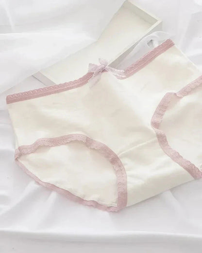 Klasické kalhotky s mašlí a krajkou