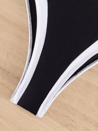 Jednodílné plavky s vysokými výstřihy po stranách