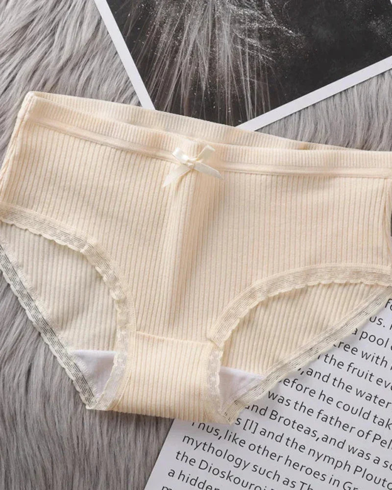 Pohodlné žebrované kalhotky s krajkou