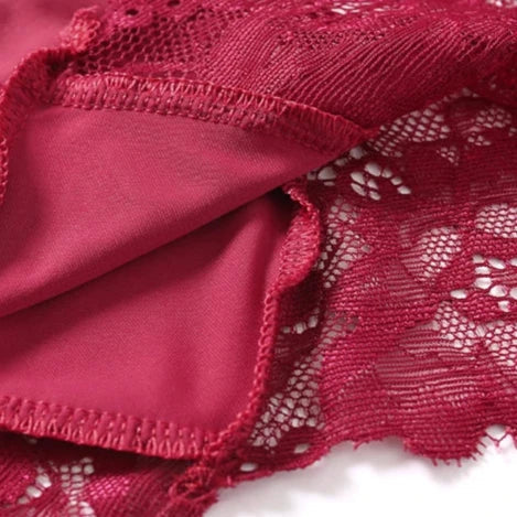 Tanga s krajkovými detaily