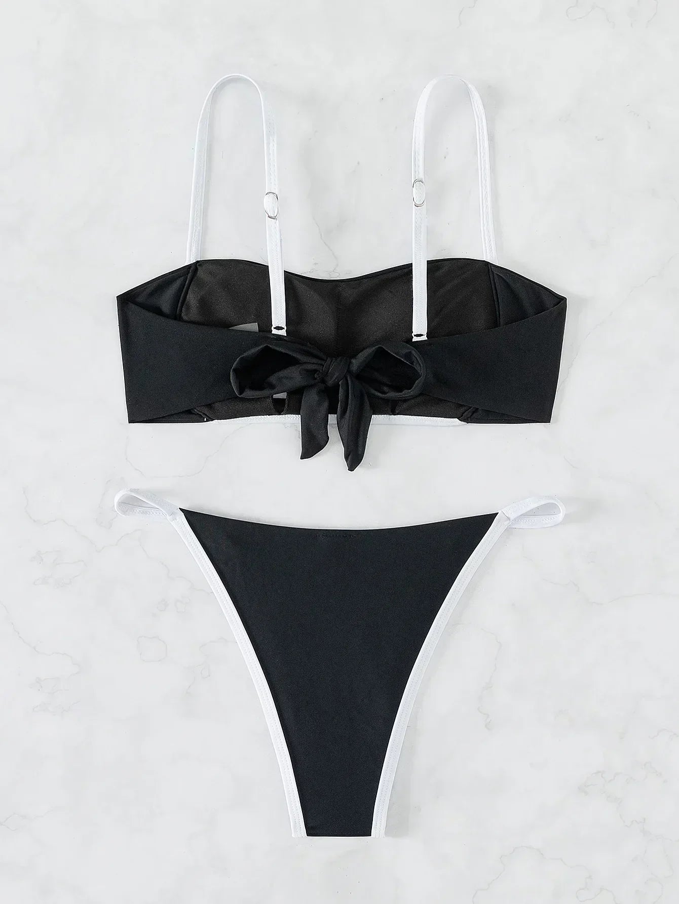 Bikiny s nastavitelnou vázací šňůrkou vzadu