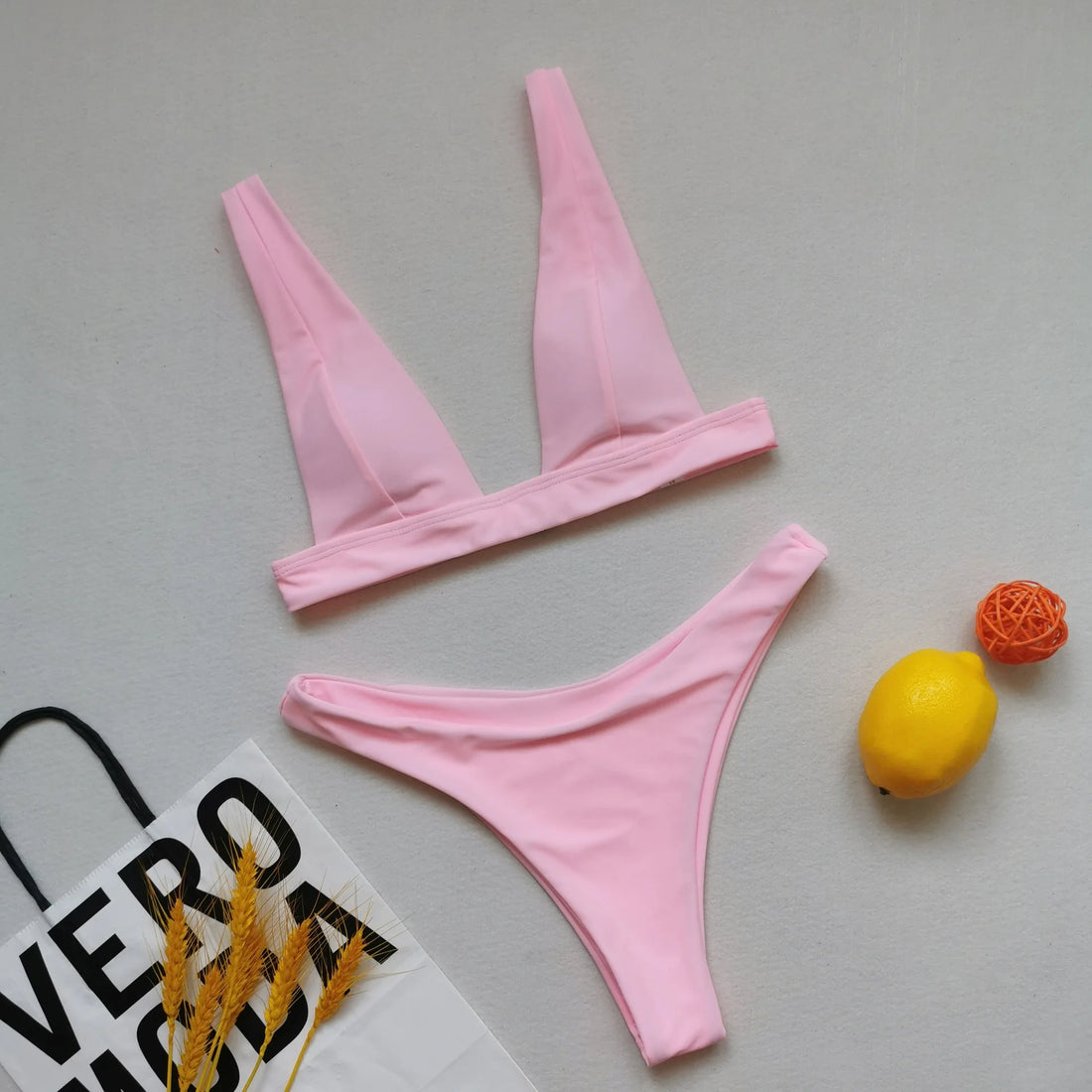 Dvoudílné plavky s hlubokým výstřihem