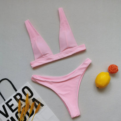 Dvoudílné plavky s hlubokým výstřihem