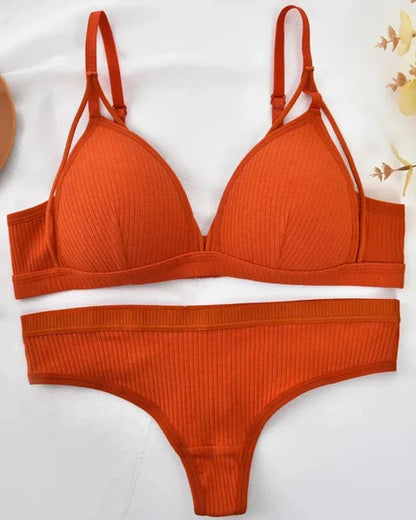 Pohodlná sada pruhovaného spodního prádla s ozdobnými ramínky.