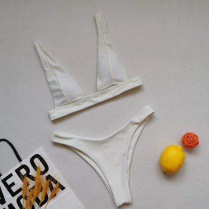 Dvoudílné plavky s hlubokým výstřihem