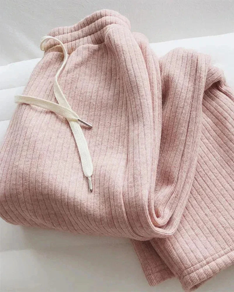 Pohodlné, zateplené tepláky s širokými nohavicemi