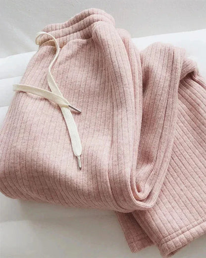 Pohodlné, zateplené tepláky s širokými nohavicemi