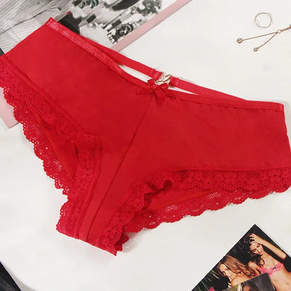 Dámské kalhotky s krajkou a ozdobnými ramínky