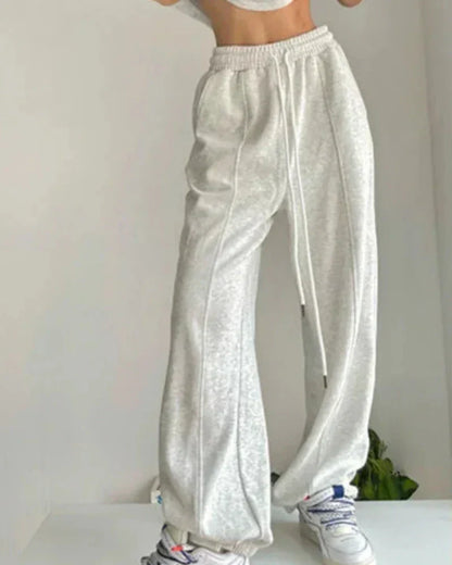 Volné tepláky s širokými nohavicemi