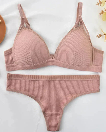 Pohodlná sada pruhovaného spodního prádla s ozdobnými ramínky.