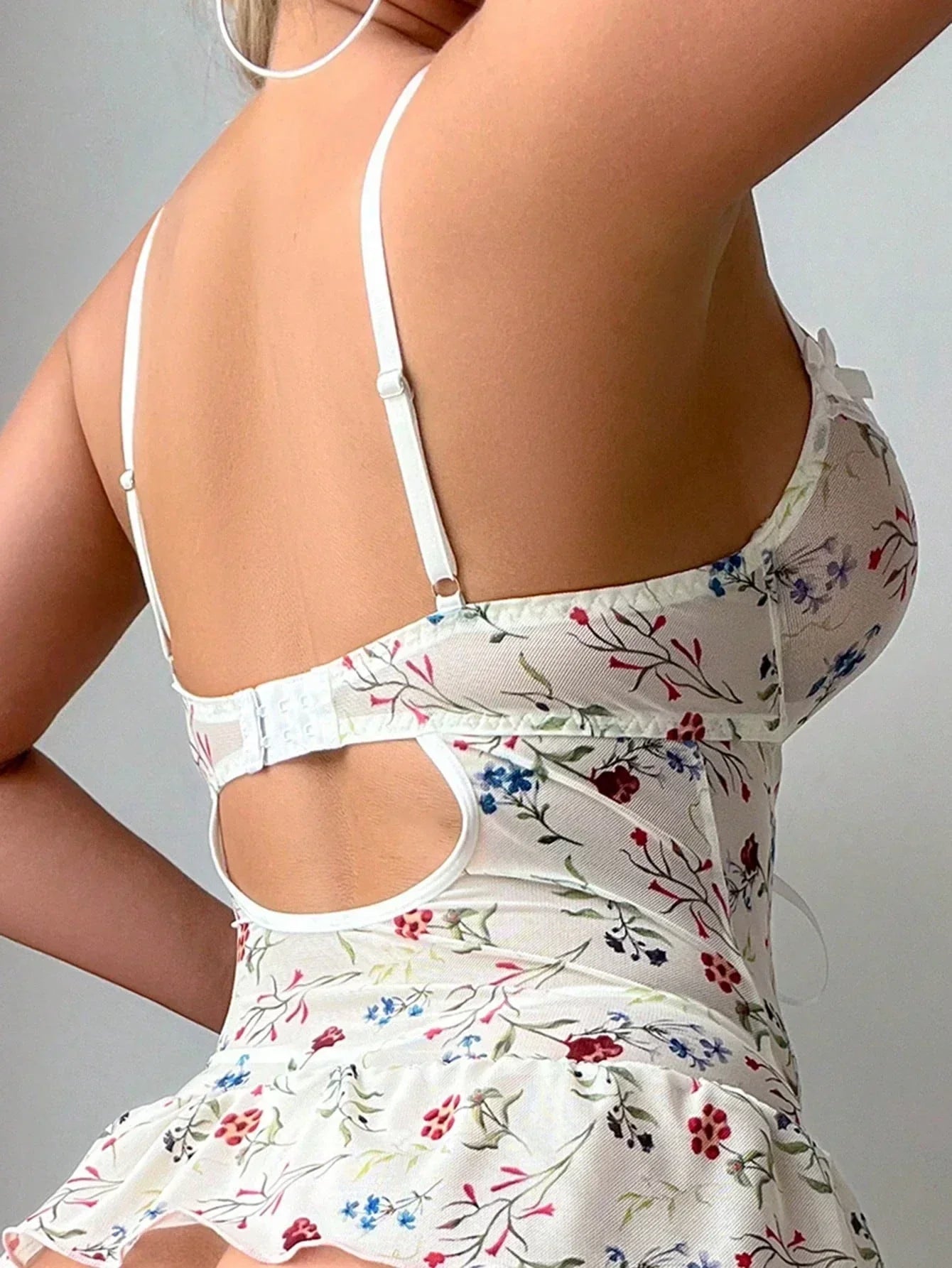 Body se zavazováním v pase