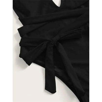 Jednodílné plavky s kříženými ramínky